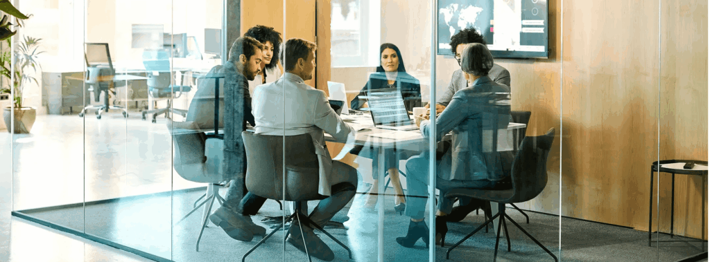 Afbeelding medewerkers in een kantoor tijdens een meeting