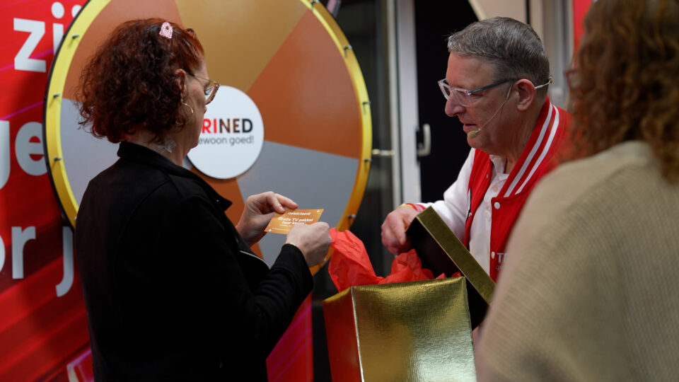 Bezoeker leest gewonnen kaartje die ze uit de gouden doos heeft getrokken op de Huishoudbeurs 2026